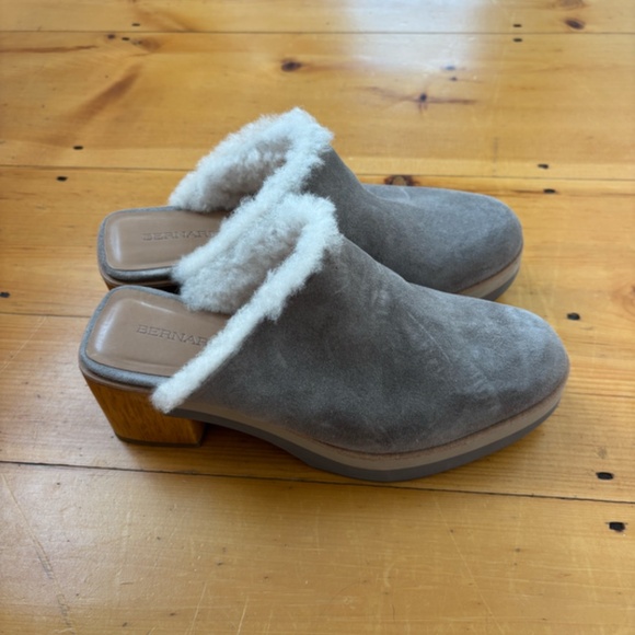Like New Bernardo Women's Gray Suede Shearling Lined Clogs Size 9 - Picture 1 of 8